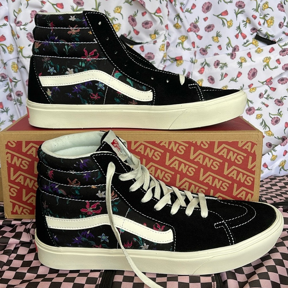 Vans • WMNS Comfycush Sks-
Fatal Floral Black
VN0AZTNOBLK
Sneakers - Picture 2 of 16